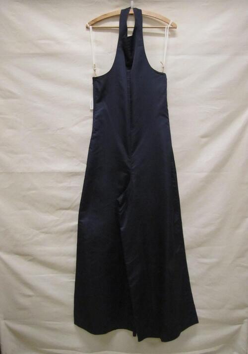 Avondjumpsuit van donkerblauwe zijde, voorzijde strapless, achterzijde halterlijn