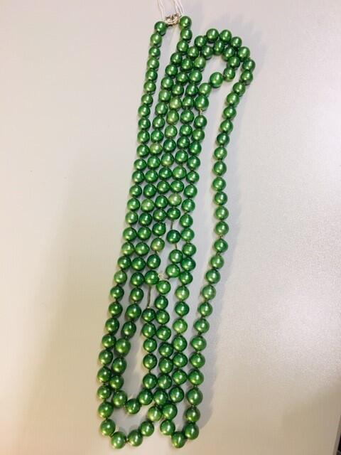 Ketting. Glas of klei imitatie parels. Groen parelmoer glans. Lang snoer.