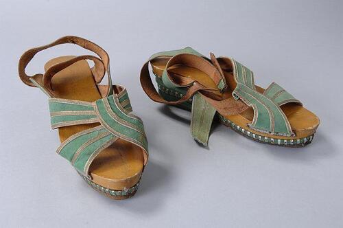 Sandalen met groen suède wreefbanden met gouden biezen