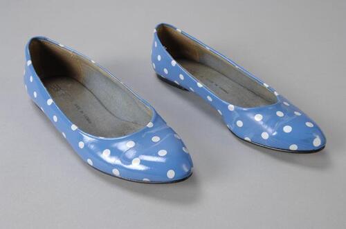 Platte damesschoenen, flatjes, van blauw imitatie lakleer met witte noppen, "Esprit"