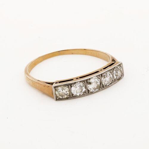 Gouden ring, bezet met vijf diamanten