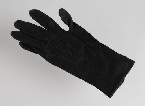 Eén korte rouwhandschoen van zwart tricot katoen dubbele drukknoopsluiting