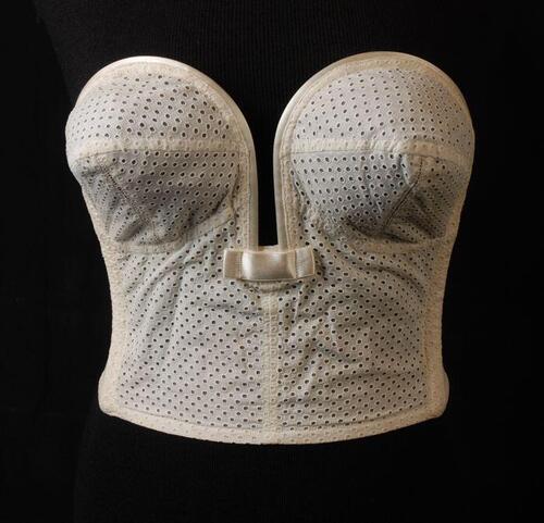 Wit strapless bustier van broderie kant met gaatjes als stippenpatroon, diep decolleté, beugels die…