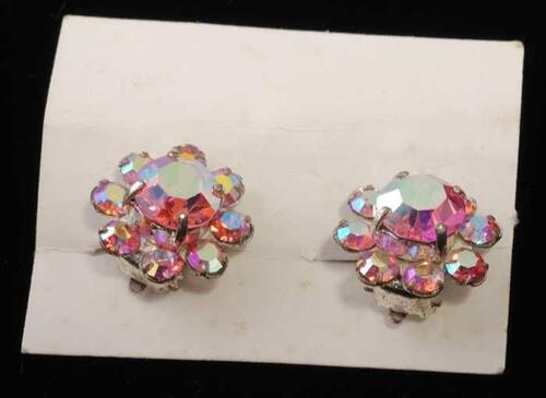 Eén paar oorbellen, clip met kleine roze kunstdiamantjes in bloemvormige zilverkleurige metalen…