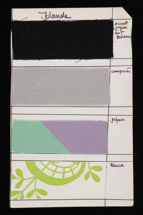 Stalenblad met vier opgeplakte stoffen van de collectie van Cargelli uit 1969