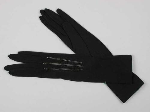 Paar korte dameshandschoenen van glanzend zwart tricot met witte en zwarte siernaadjes op de rug