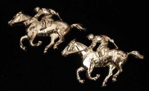 Twee broches, man op een rennend paard, polospeler, van goudkleurig plastic, kapper Van Vliet