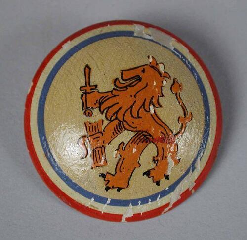 Ronde houten bolle broche beschilderd met Oranje Leeuw en rood-wit-blauwe rand
