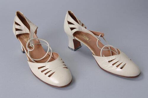 Roomwitte leren hakschoenen met enkelbandje met vetersluiting, hiel en neus opengewerkt, diabolohak