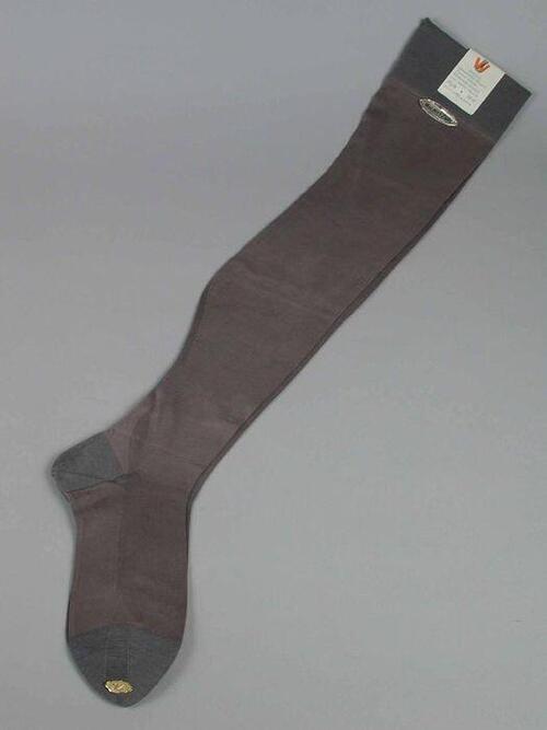 Paar donkergrijze lange kousen van fijn tricot met naad, versterkte voet, hiel en boord, "WZ"