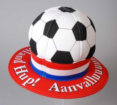 Hoed in de vorm van een voetbal, met "Aanvalluuuuuh!" en "Hup Holland Hup!"