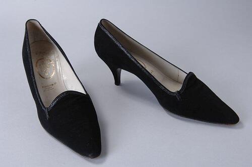 Zwarte suede pumps met naaldhak, glanzend kunststofbiesje langs de rand, spitse neus