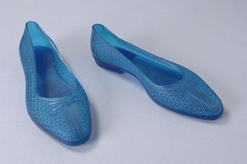 Transparant blauwe damesschoenen van gegoten plastic, met een vlechtwerk patroon
