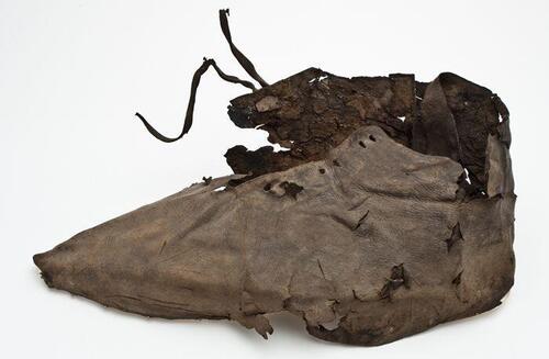 Fragment puntige schoen, bestaande uit hiel, zijkant met vetergaten en veter en voorkant