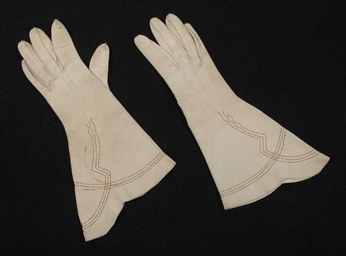 Paar korte handschoenen van soepel grijs zeemleer, wijd uitlopend manchet met sierstiksels in beige…