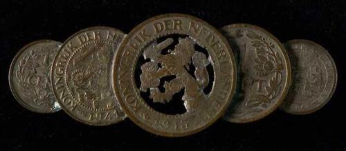 verzilverde broche vervaardigd uit vijf bronzen munten
