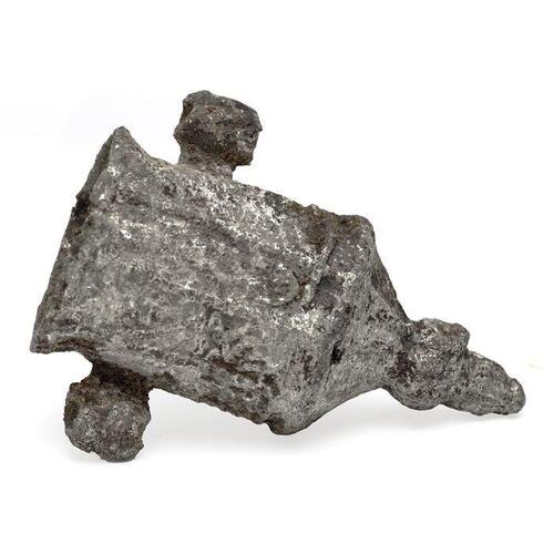 Metalen object met twee kokeroren aan de zijkant, gesegmenteerd en versierd