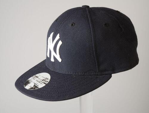 Pet, donkerblauw, merk New Era met wit logo van Amerikaans honkbalteam New York Yankees en sticker…