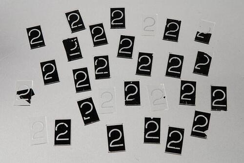 Cijfer "2", zilverop glasop zwarte of doorzichtige ondergrond, Corbeau