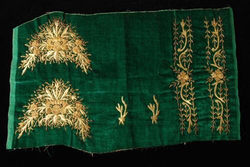 Lap van groen fluweel met gouddraadborduursel in de vorm van schoenvoorblad, van de lap kunnen…