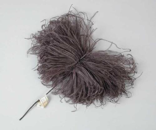 Veren hoedendecoratie of corsage, stukjes donkergrijze maraboeveer bevestigd aan uiteinde van met…