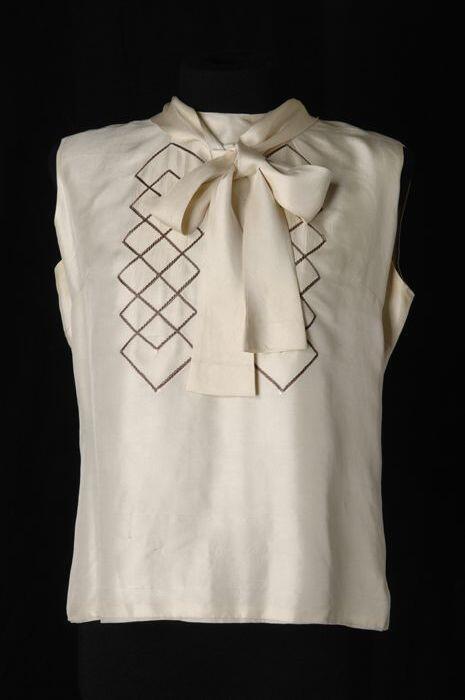 Mouwloze blouse in ecru, geborduurd
