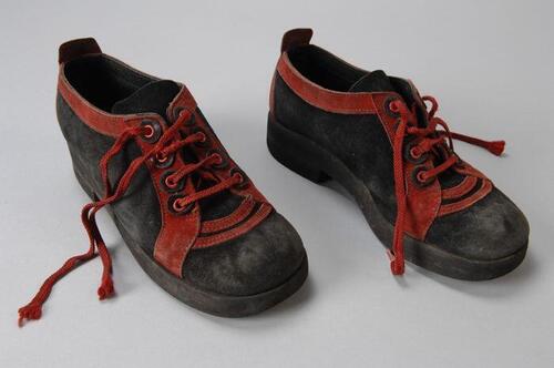 Zwarte suède veterschoenen met rood suède details en rode veters met brede ronde neus en dikke…