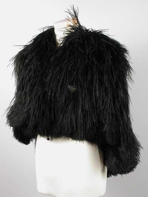 Schoudercape van zwarte struisvogelveren en zwart zijde voering, sluiting met haak en ketting, …