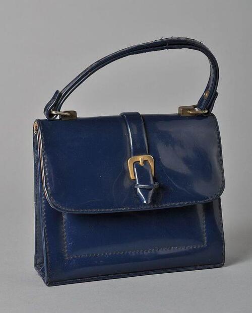 Blauw lak handtasje met gesp op de klep