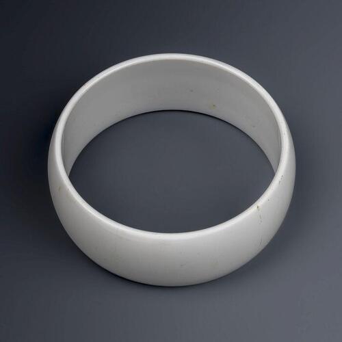 Brede witte kunststofarmband