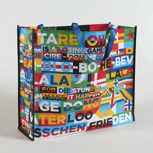 Boodschappentas met blauwe handvatten, merchandise voor het Eurovisie Songfestival, dat als slogan …