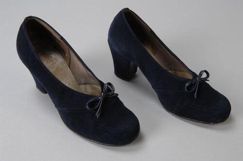 Paar pumps van donkerblauw suède met strikje