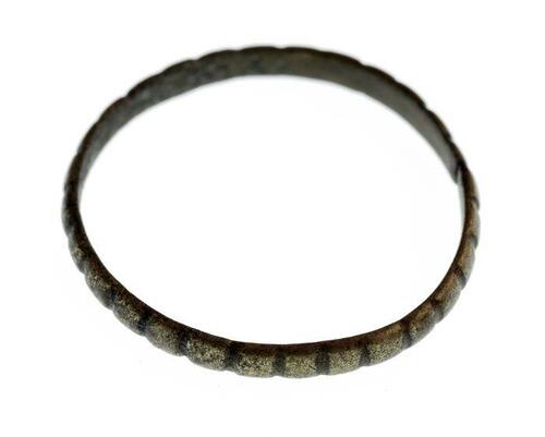 Bronzen ring, versierd met verticale kepen