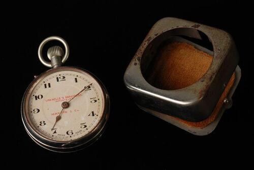 Zakhorloge in beschermkast, met opdruk op de wijzerplaat van Van Nelle