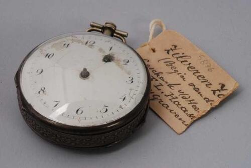 Zakhorloge met wit-emaille wijzerplaat en tweekleppige kast met opwindgat in wijzerplaat