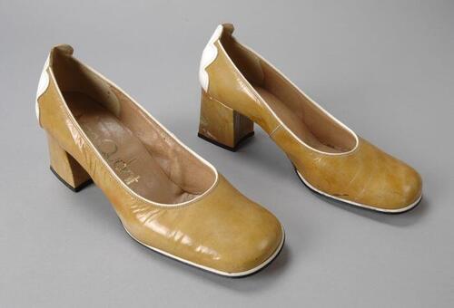 Paar pumps met blokhakken, geelgroen lakleer met witte belijning en witte lakleren bladvorm achter…