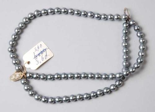 Armband, drie snoeren blauwgrijze paarlemoerglanzende kunststofkralen, haaksluiting, kapper Van…