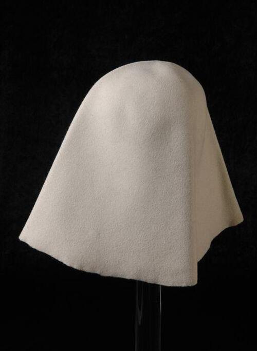 Cloche, basisvorm voor een hoed, beige grijs vilt