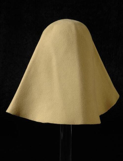Cloche, basisvorm voor een hoed, groen-geel vilt, "Made in France"