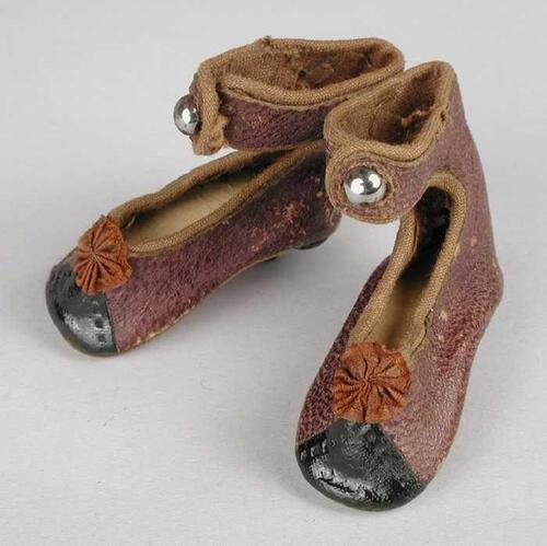 Paar miniatuur schoenen met leer met hak en wreefband, zwarte glanzende neus met roodbruine zijde…