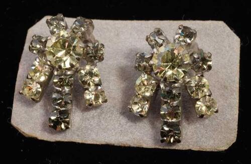 Eén paar oorbellen, clip met kleine gele en witte kunstdiamantjes in zilverkleurige metalen vattin,…