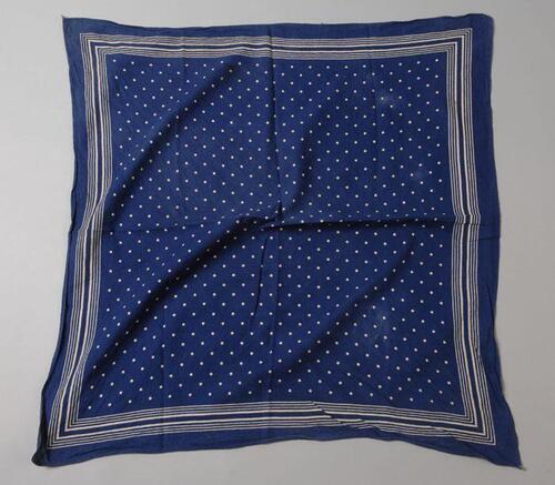 Grote zakdoek van katoen donkerblauw met witte strepen rondom en witte noppen