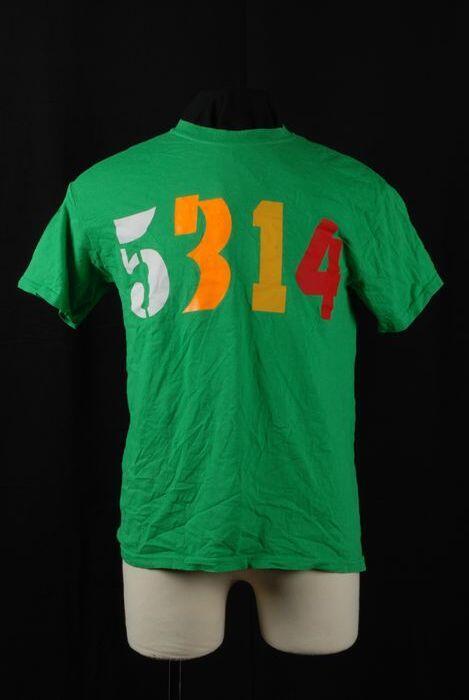 Groen t-shirt met "5314" in wit, oranje, geel en rood