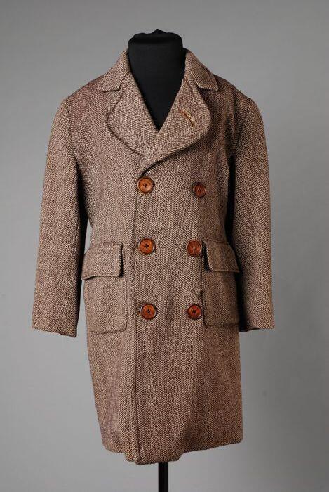 Kindermantel van wolmet bruin-beige visgraat, dubbele knopenrij, revers en klepzakken