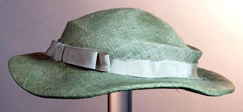 Dameshoed, rond model met lage afgeplatte bol, grijs-beige van fijn gladstro, grof linnen met roze…