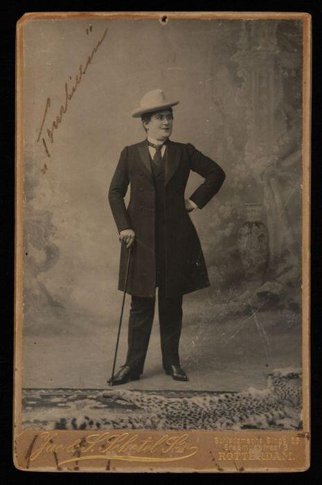 Foto van actrice Marie van Eysden-Vink: (?) heer met hoed en wandelstok