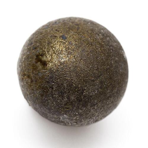 Metalen knoop, messing bol met ijzeren oog
