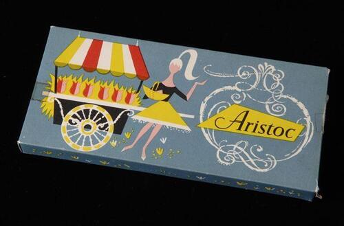 Paar lichtbruine nylonousen met naad (1-2), "Aristoc / Ascot", in een kartonnen cadeauverpakking (3…