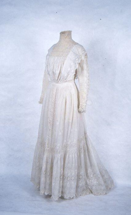 Tweedelige japon van wit batist met broderie anglaise