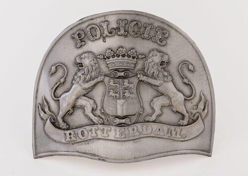 Metalen plaat voor agent in Rotterdam, voor op de hoed